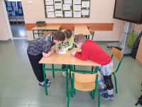 Uczniowie rozwiązują zadania