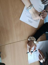 Uczniowie rozwiązują zadania