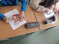 Uczniowie rozwiązują zadania