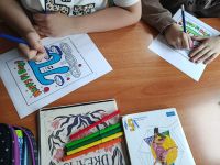 Uczniowie rozwiązują zadania