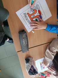 Uczniowie rozwiązują zadania