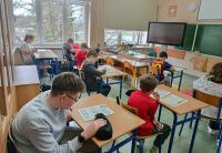 Uczniowie rozwiązują zadania