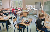 Uczniowie rozwiązują zadania
