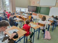 Uczniowie rozwiązują zadania