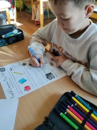 Uczniowie wykonują zadania tematyczne