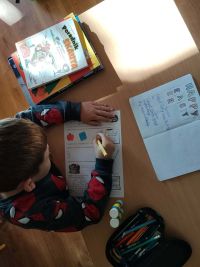 Uczniowie wykonują zadania tematyczne