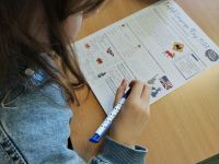 Uczniowie wykonują zadania tematyczne