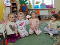 Uczniowie wykonują zadania tematyczne