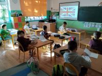 Uczniowie wykonują zadania tematyczne