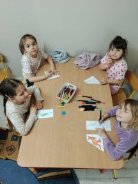 Uczniowie wykonują zadania tematyczne