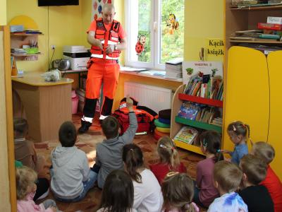 Spotkanie przedszkolaków z ratownikiem medycznym